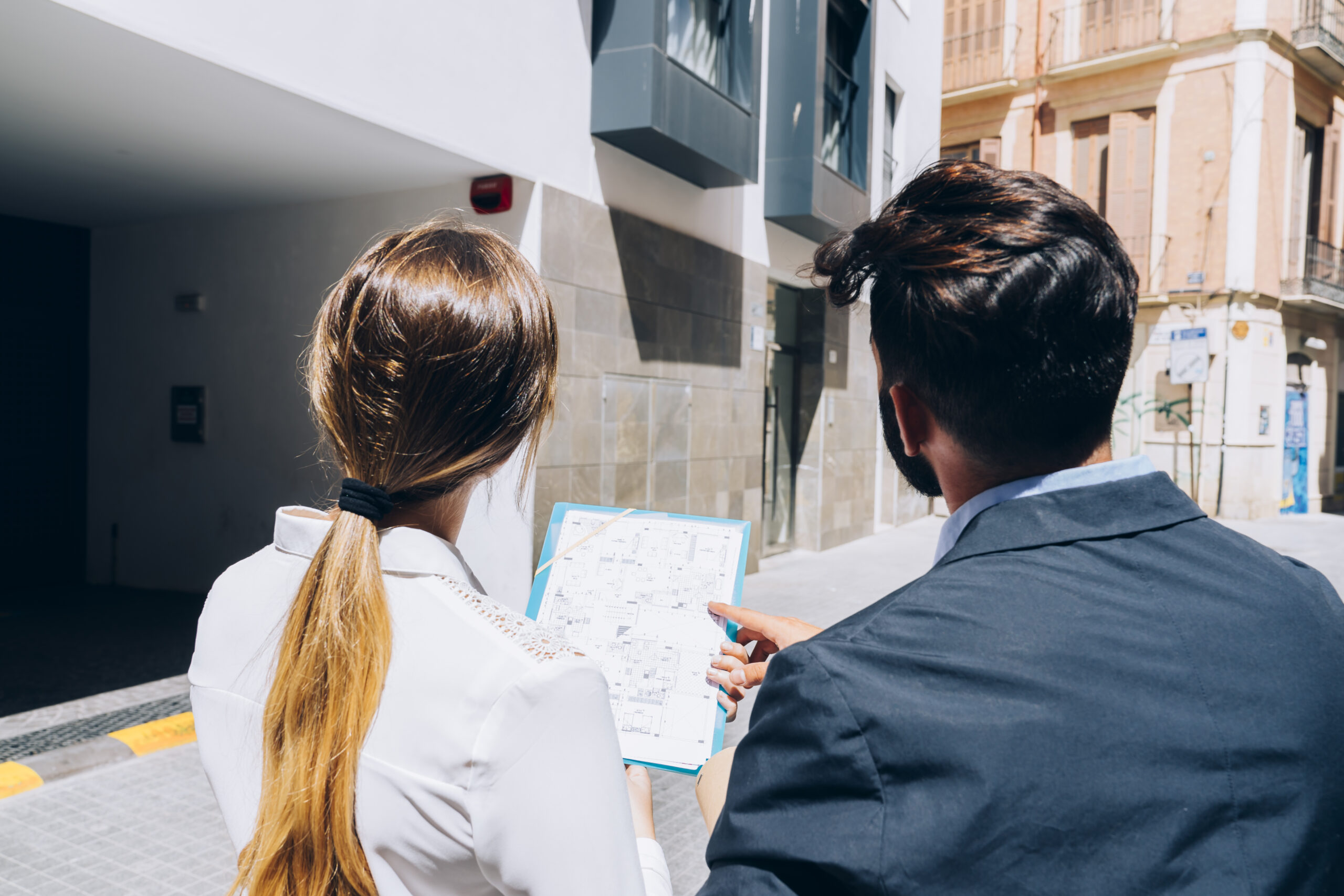 personas visitando/inspeccionando una casa