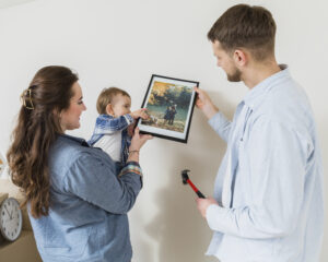 Familia tomando una fotografía para su casa