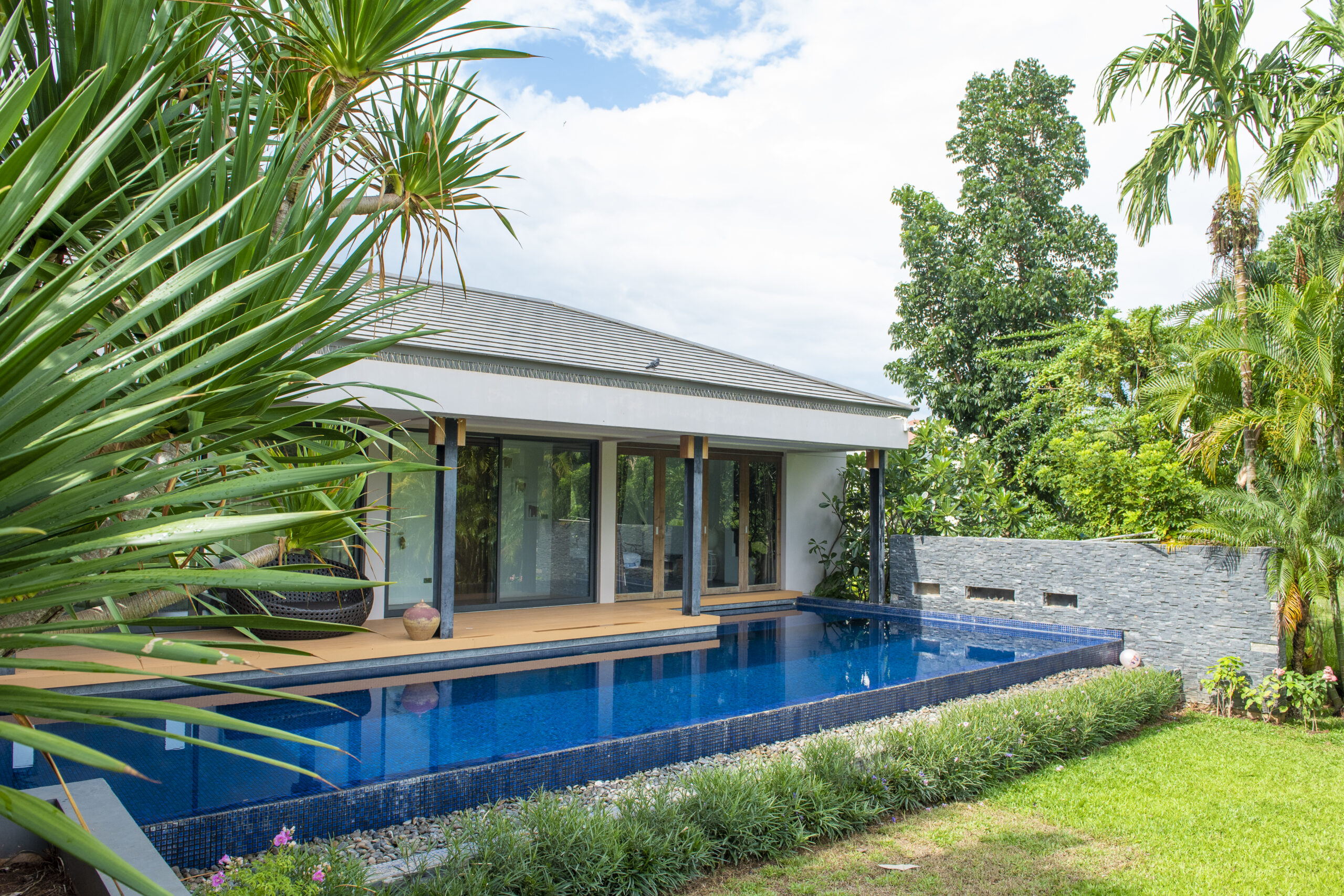 Casa grande con jardin y piscina
