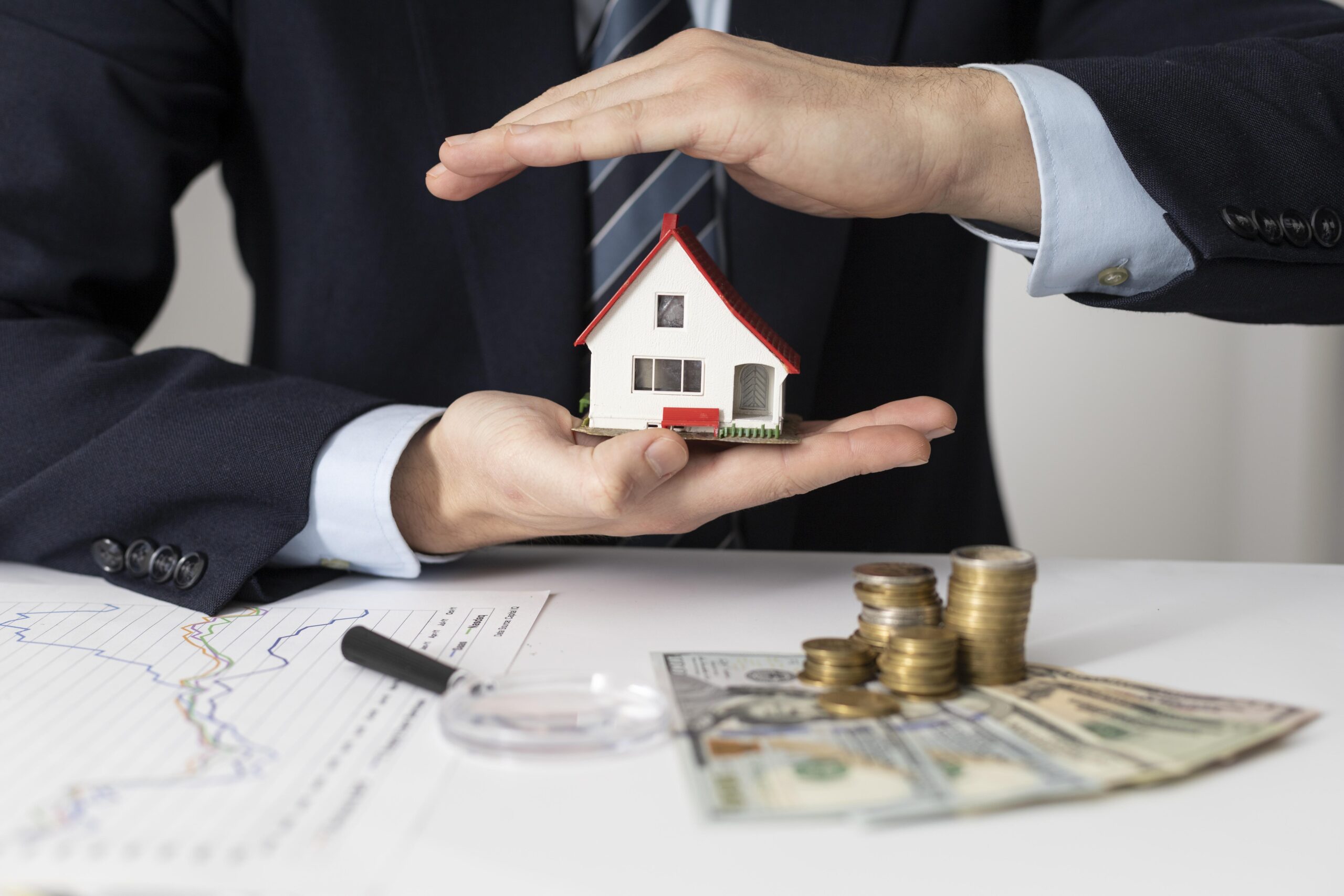 Imagen de joven interpretando una inversion inmobiliaria.