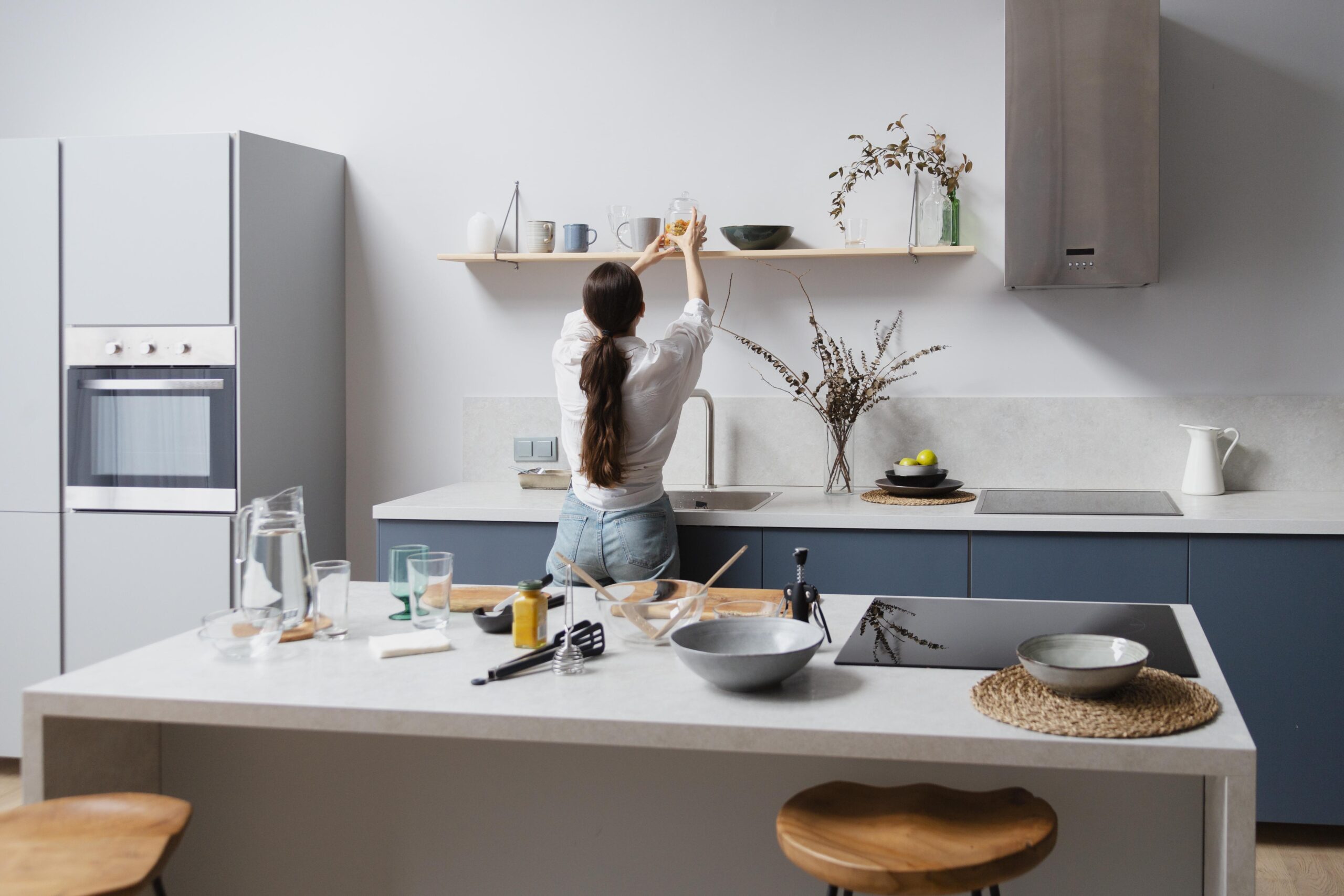 Mujer organizando su cocina