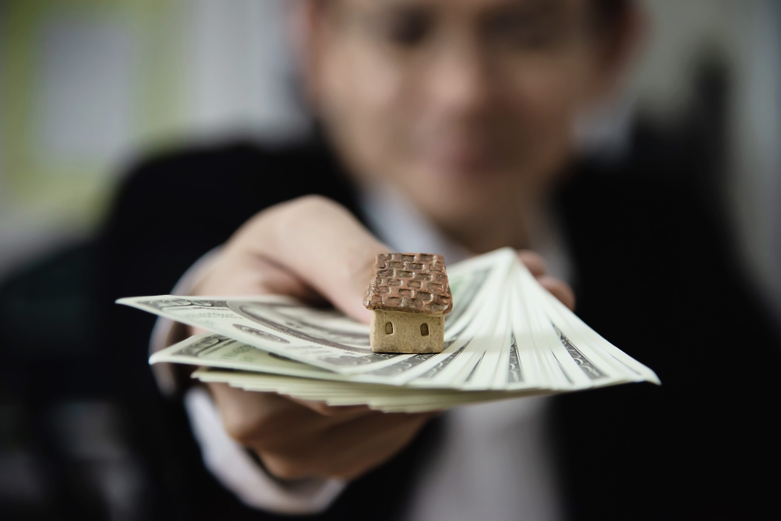 Hombre insinuando la inversión de bienes raíces