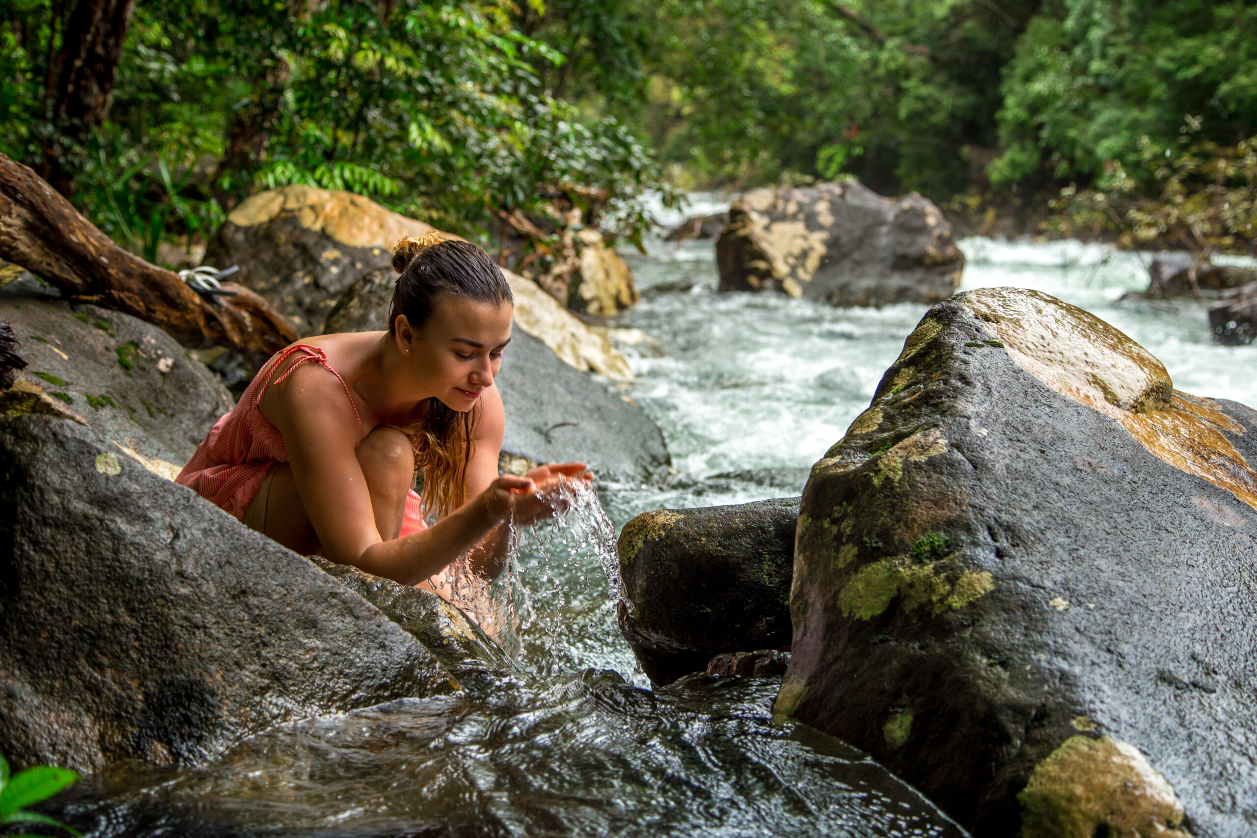 Mujer disfrutando de las aguas termales de Guanajuato
