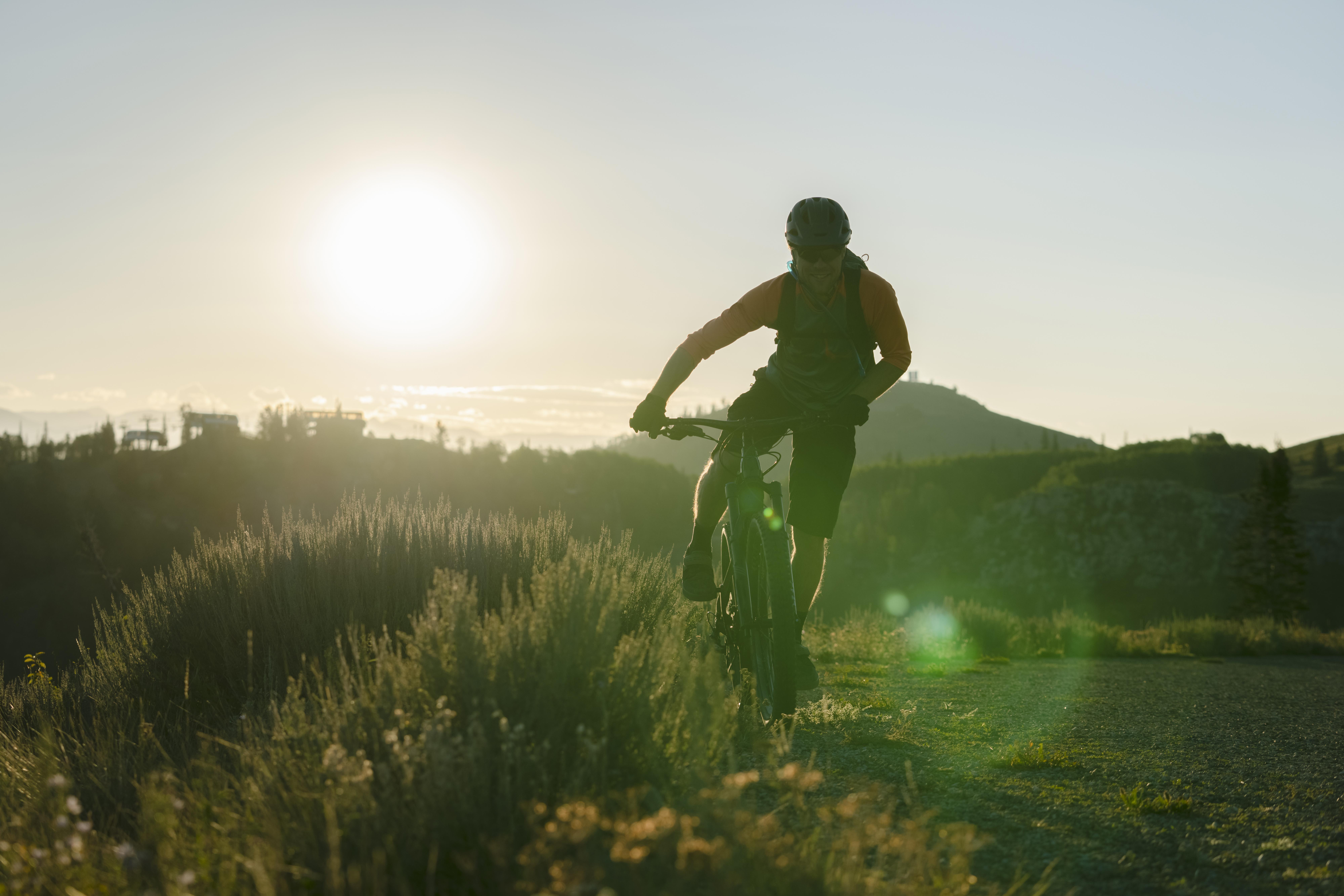 Ciclista disfrutando de una ruta de montaña en Aguascalientes