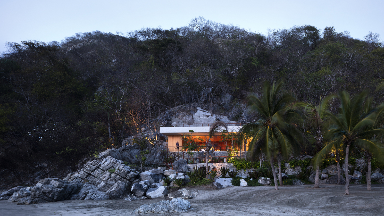 Casa encallada en montaña