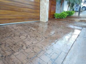 Cochera-con-piso-de-concreto-estampado