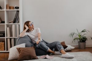 Mujer joven descansando en un espacio comodo y confortable fuera del alcance del bullicio y los ruidos