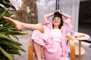 Mujer joven tomando un momento de relajación en su hogar