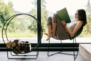 mujer joven leyendo un libro en un Espacio con iluminacion natural