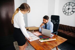 Agentes Inmobiliarios buscando casas y departamentos con las mejores condiciones financieras para sus clientes