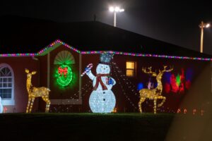 Decoración navideña con inflables y figuras iluminadas