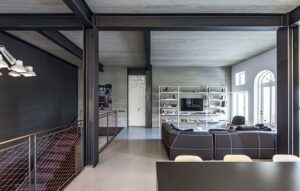 Espacios-abiertos-en-el-interior-de-la-casa-mostrando-el-diseno-industrial-que-la-caracteriza