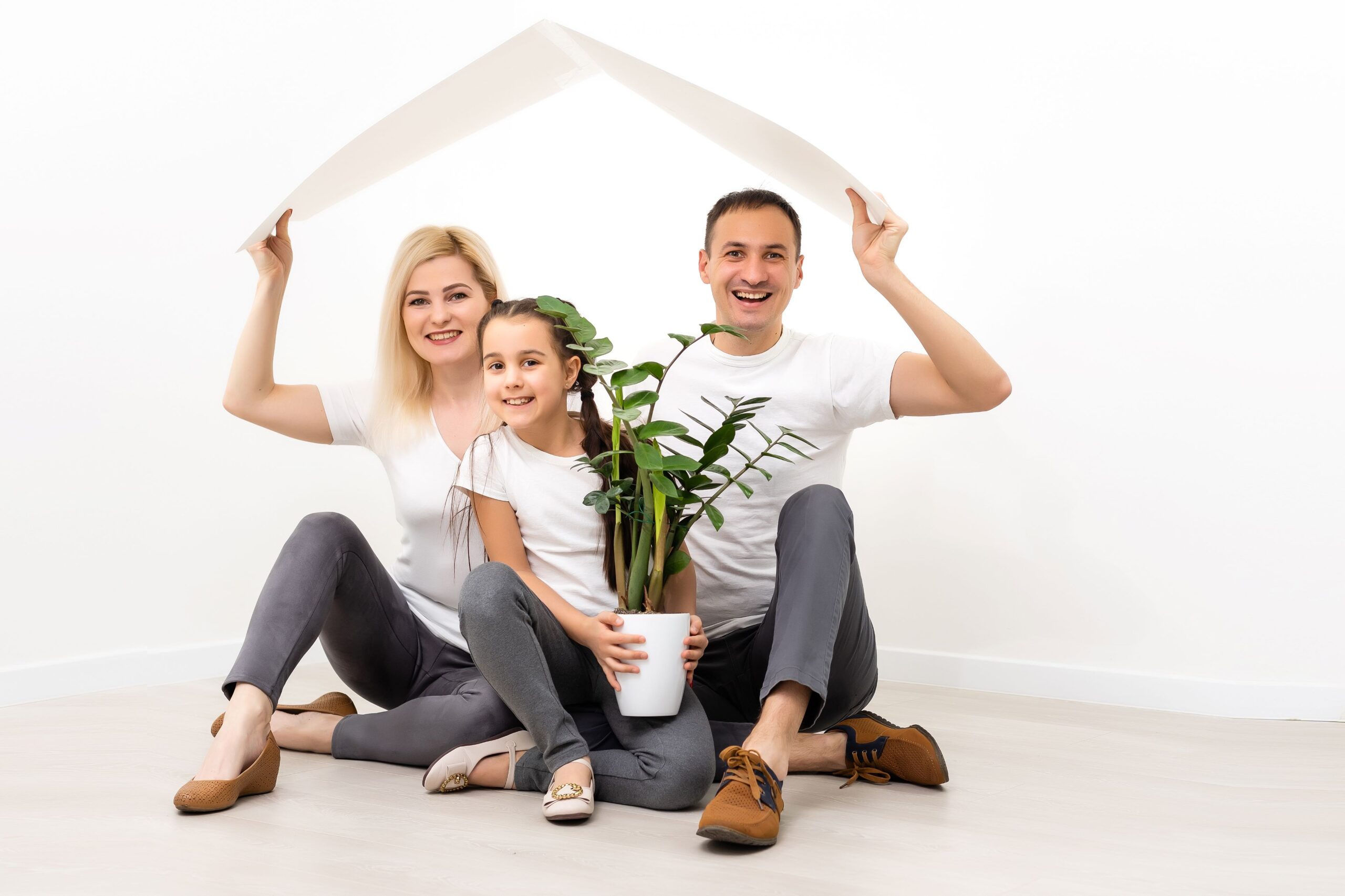 Familia-buscando-invertir-en-una-casa