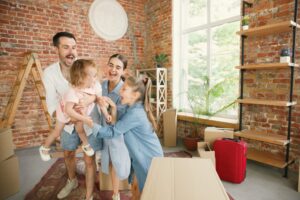 Familia-disfrutando-de-su-nuevo-hoga-con-un-diseno-industrial