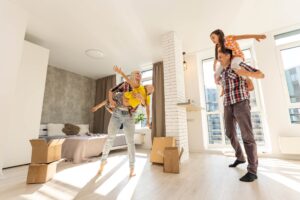  Familia joven disfrutando nuevo estilo de vida en su hogar