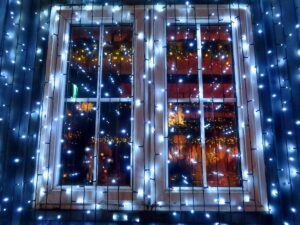Iluminacion-de-cascada-navidena-en-ventana-del-hogar