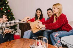 Intercambiando regalos navideños.