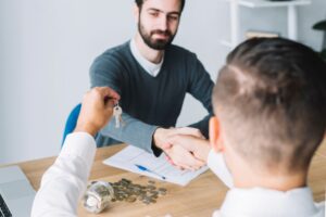 Joven recibiendo llaves de casa