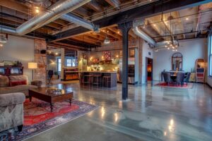 Loft estilo industrial con exposicion de materiales metal, ladrillo, madera, vidrio