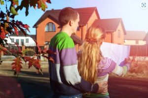 Pareja-Joven-Orientación-Ubicación-Casa-Departamento