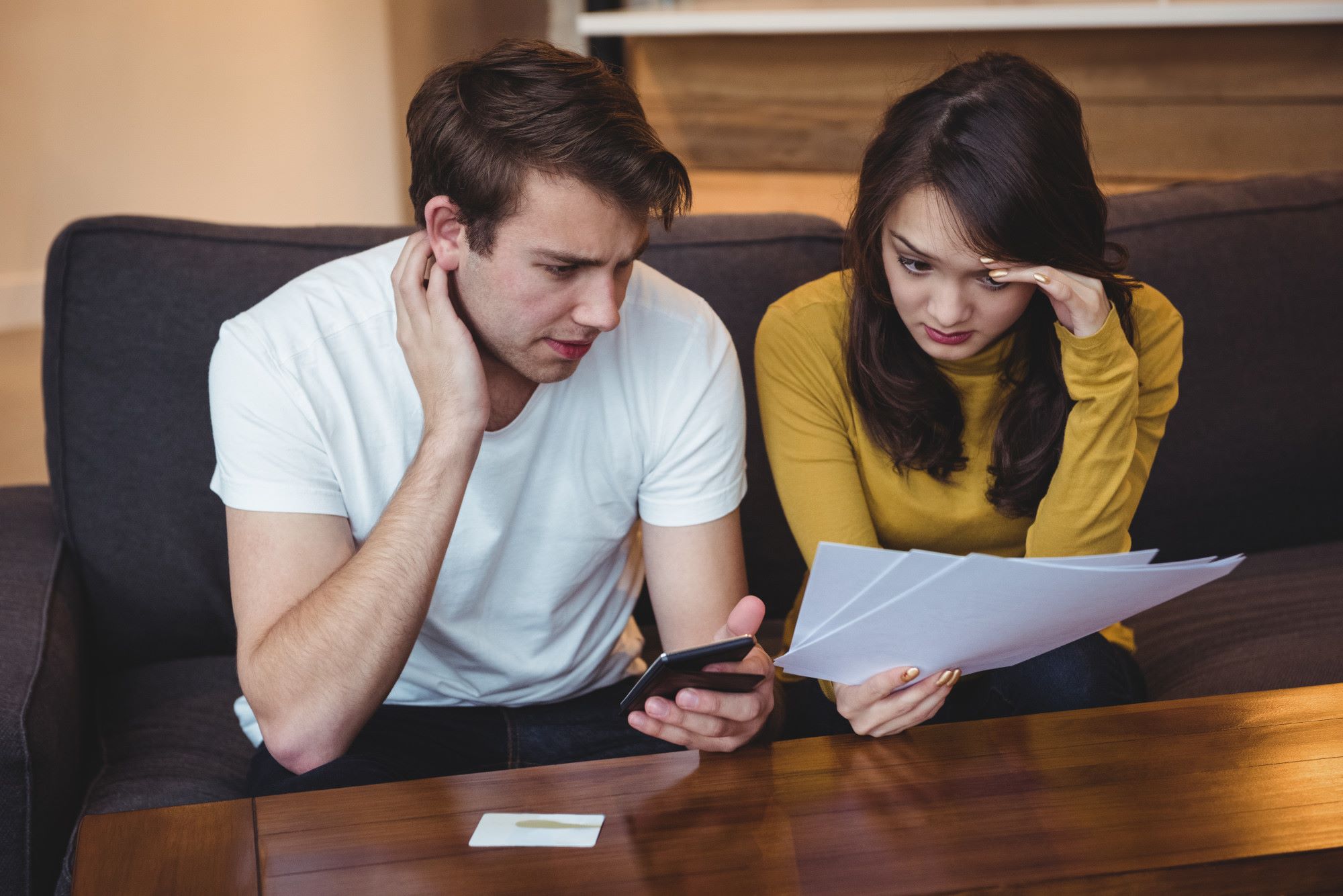 Pareja analizando información para comprar o rentar casa