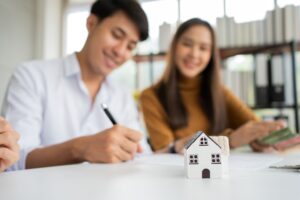 cliente-firma-documento-de-préstamo-hipotecario-compra-casas-con-bienes raíces-agente-inmobiliario-abogado-agente-inmobiliario-cliente-firmando-contrato-compra-casa-concepto-seguro-préstamo-inmobiliario
