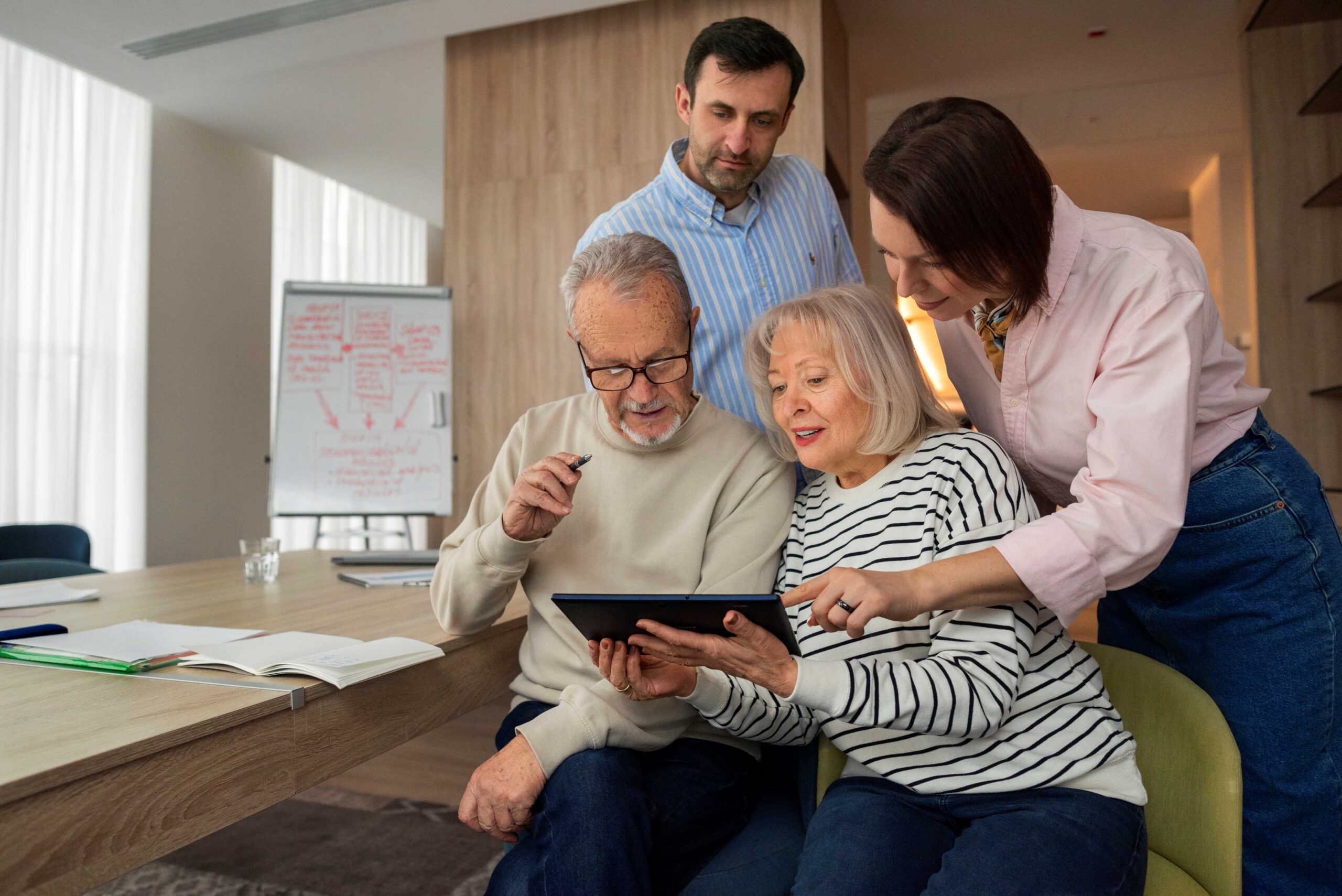 Personas mayores revisando tableta