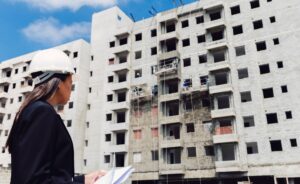 Aquitecto supervisando obra en Construcción de Vivienda Vertical