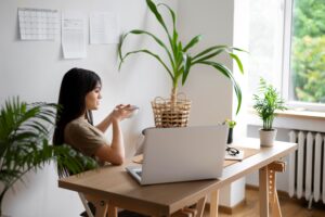 Mujer trabajando desde Casa