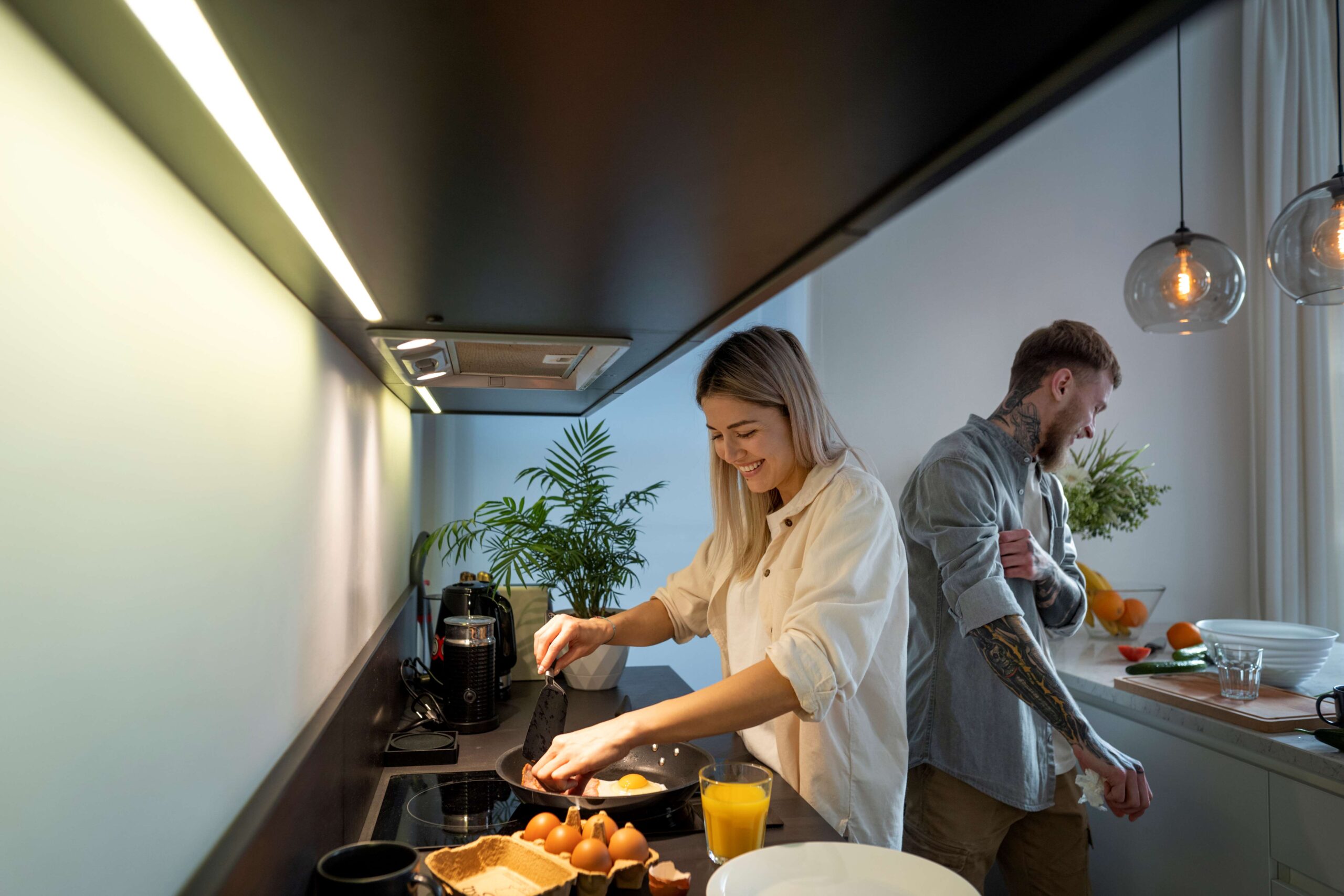 Pareja disfrutando la preparación de alimentos en el nucleo del hogar
