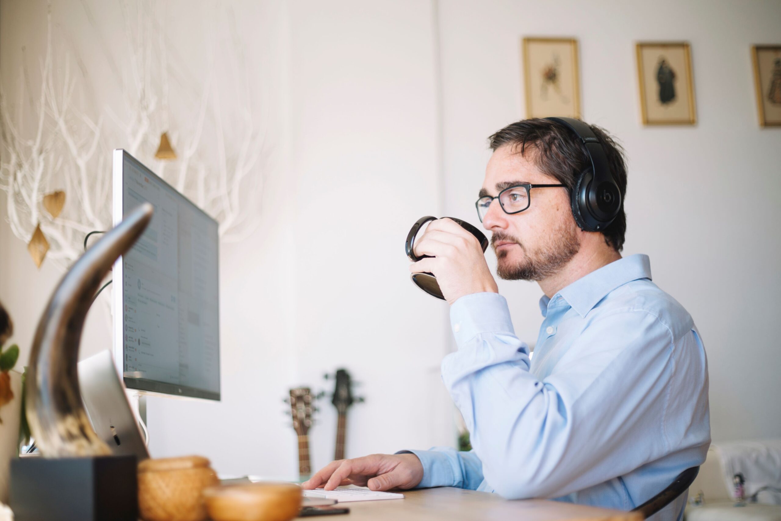 Hombre realizando home office