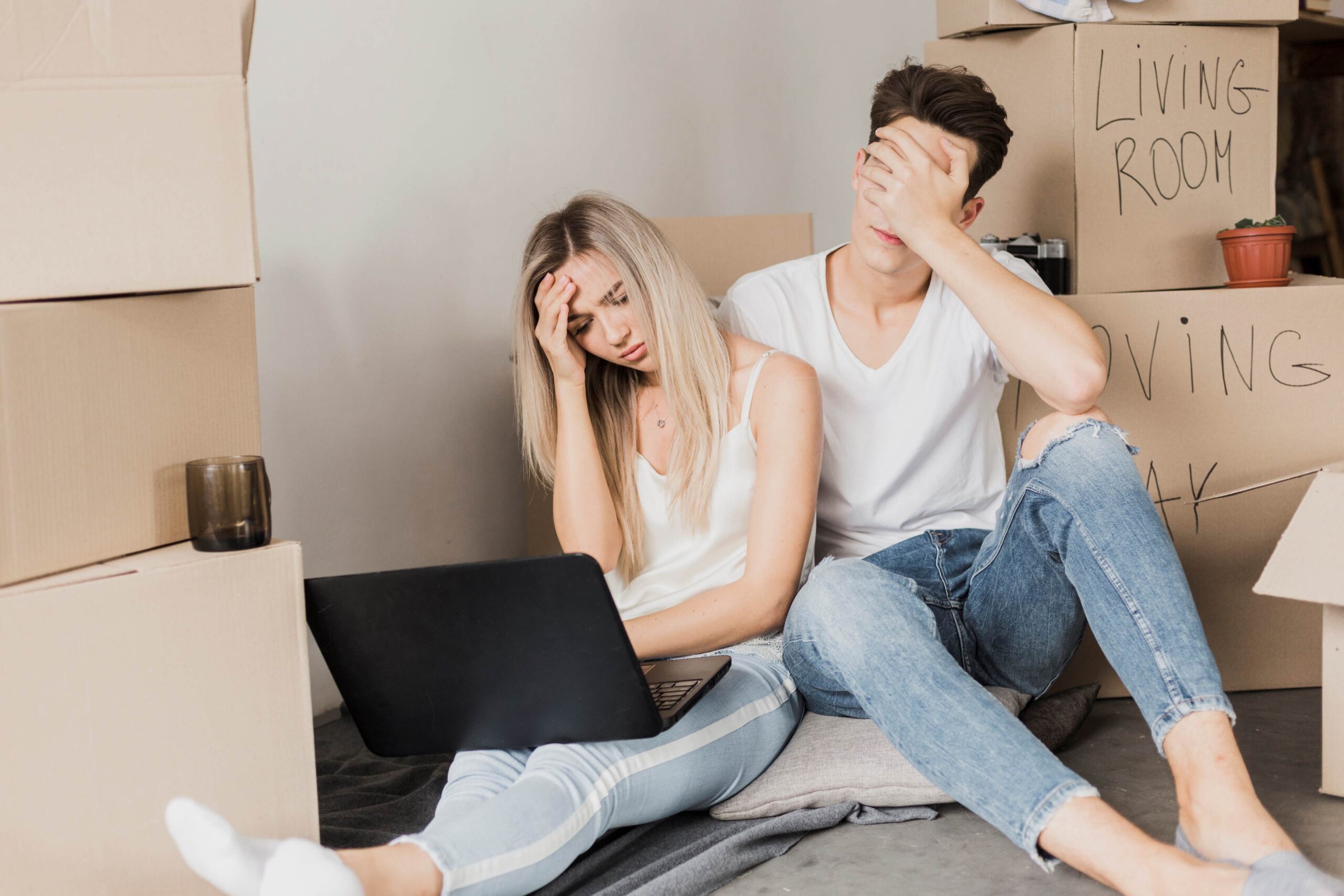Matrimonio preocupado por el desalojo de su casa