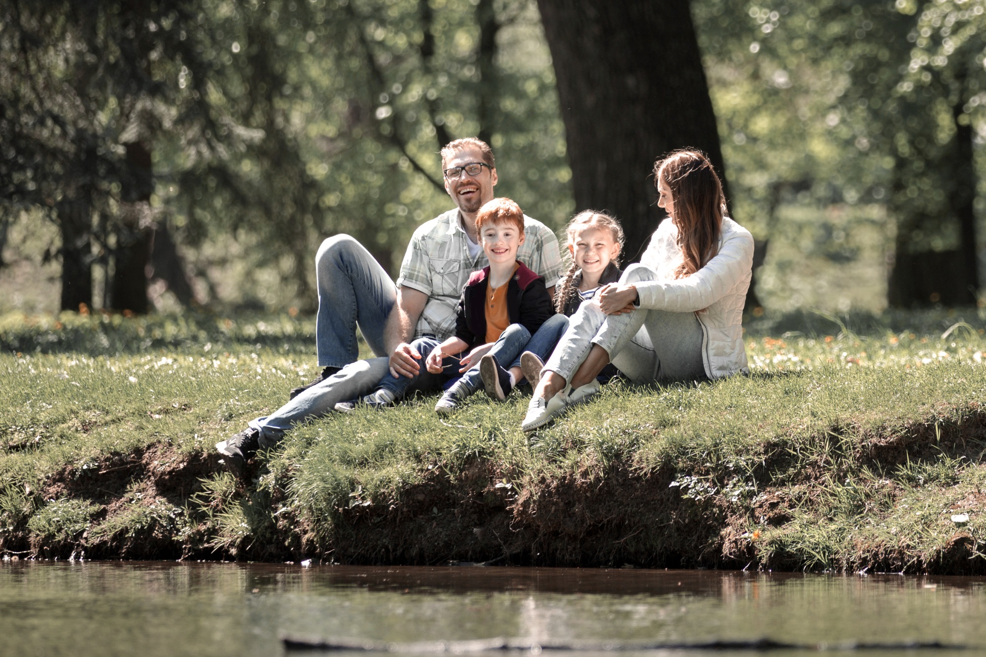 Familia disfrutando de la hermosa vista del lago