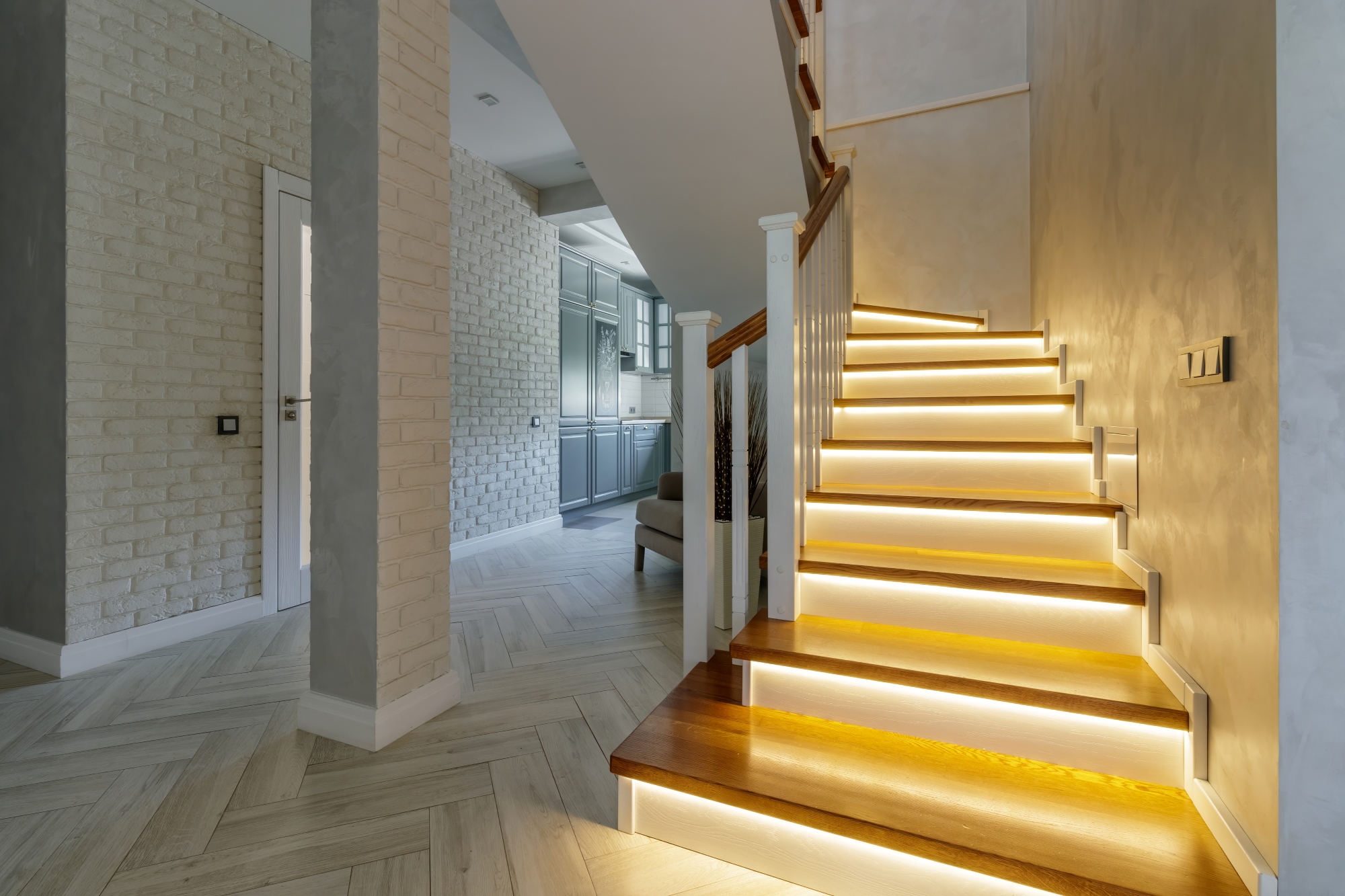 Luz led en escaleras de casa moderna