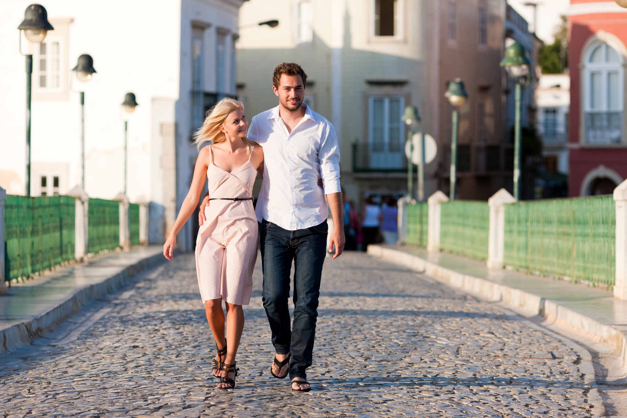 pareja paseando por los alrededores de su nueva casa residencial