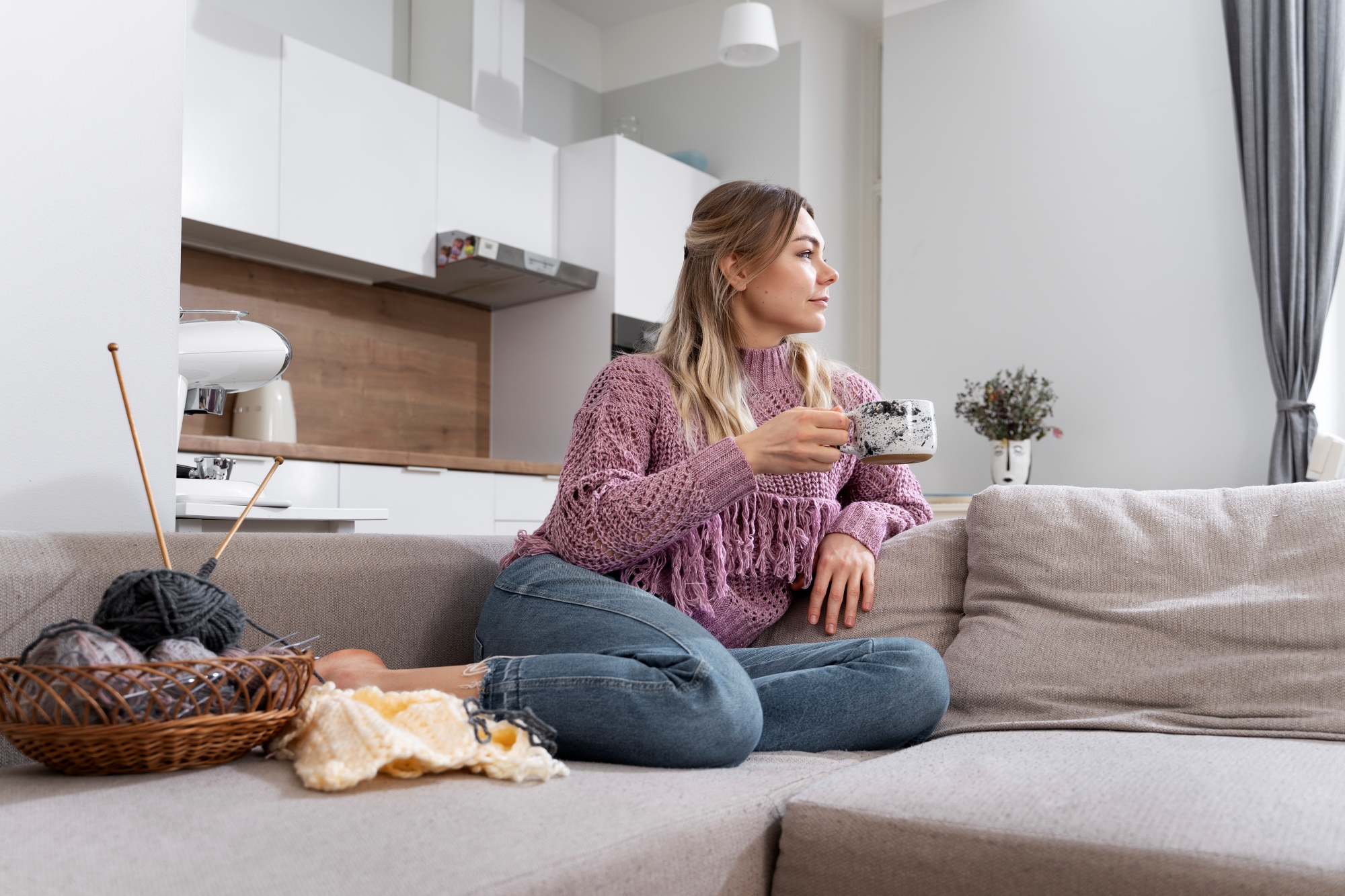 Aprende a decorar una casa sencilla con colores cálidos, textiles acogedores, iluminación suave y materiales naturales para lograr un ambiente cálido