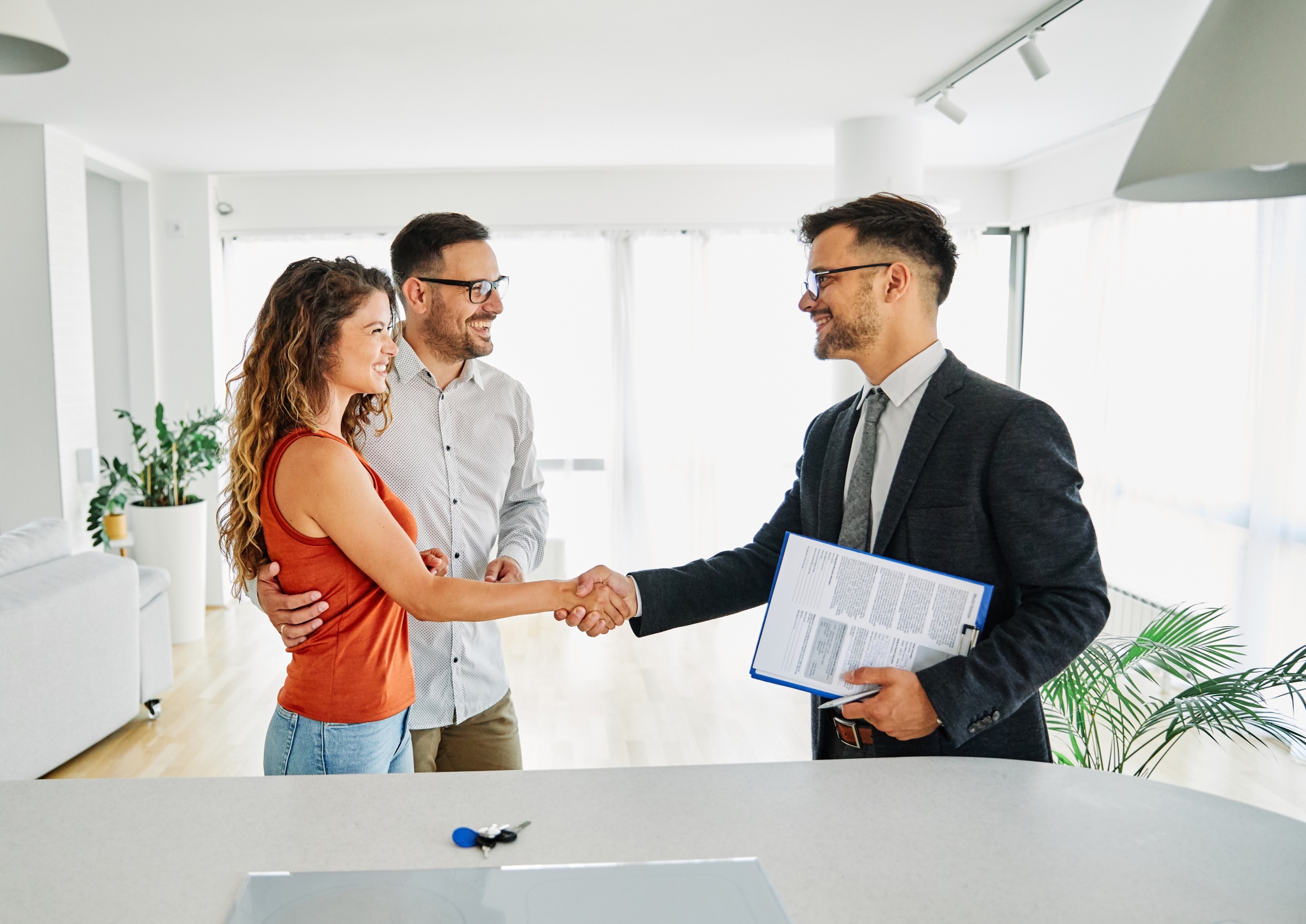 Asesor inmobiliario atendiendo a pareja joven