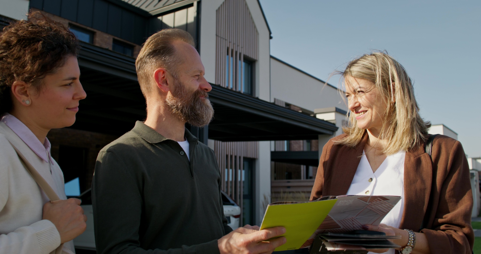 Compradores platicando con el desarrollador de vivienda