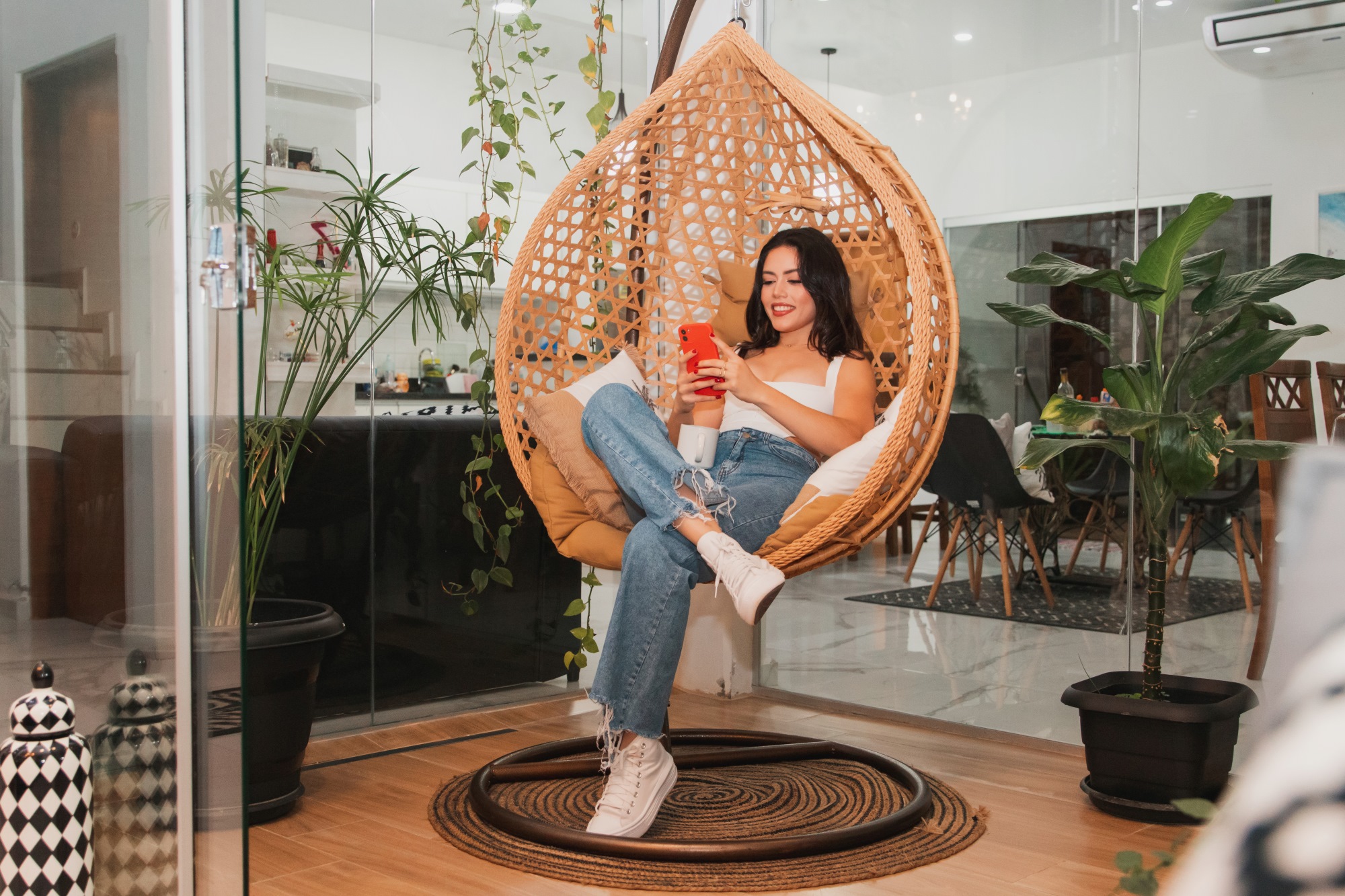 Decoración con silla colgante
