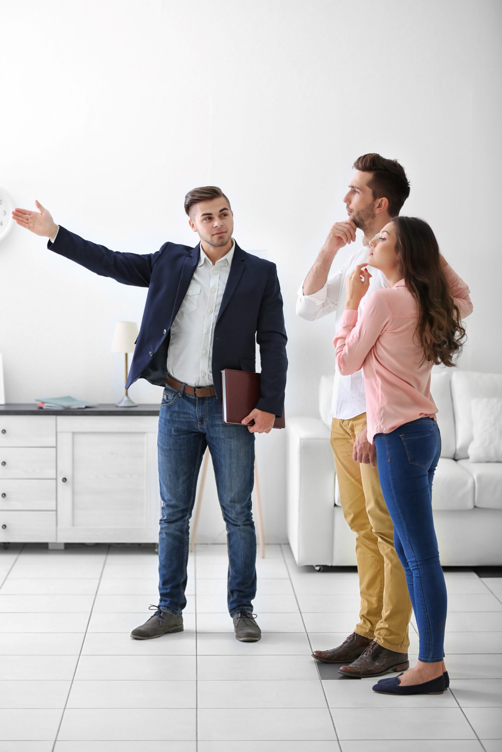 Familia feliz con agente inmobiliario en nuevo hogar