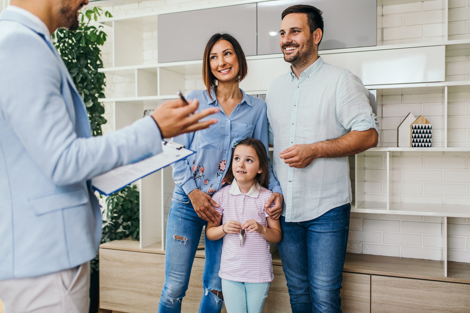 Familia feliz hablando con un agente inmobiliario la casa se adapta a tus planes de vida