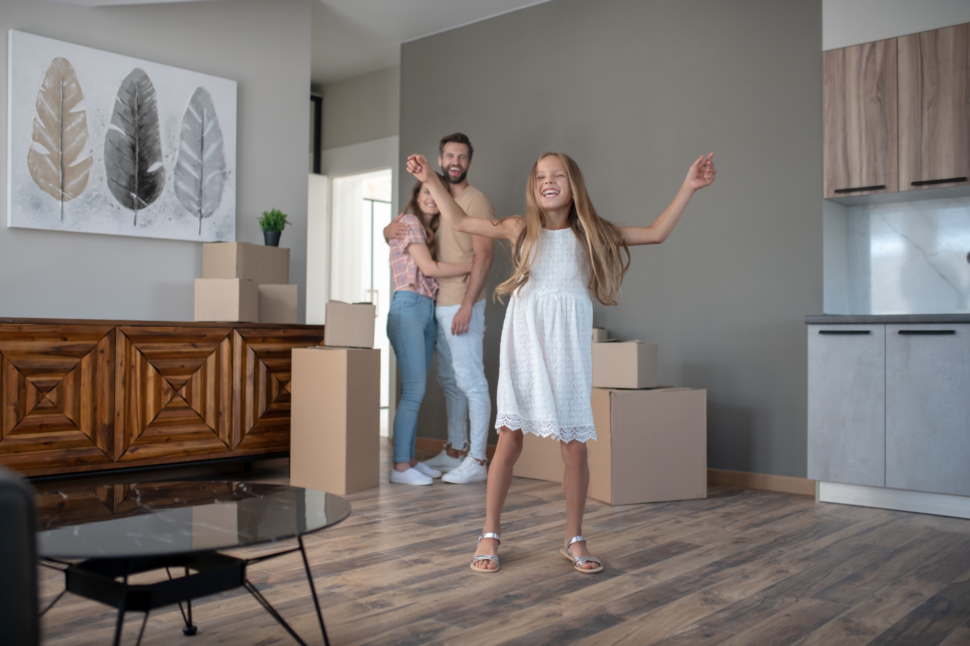 Familia joven que se muda a una nueva casa