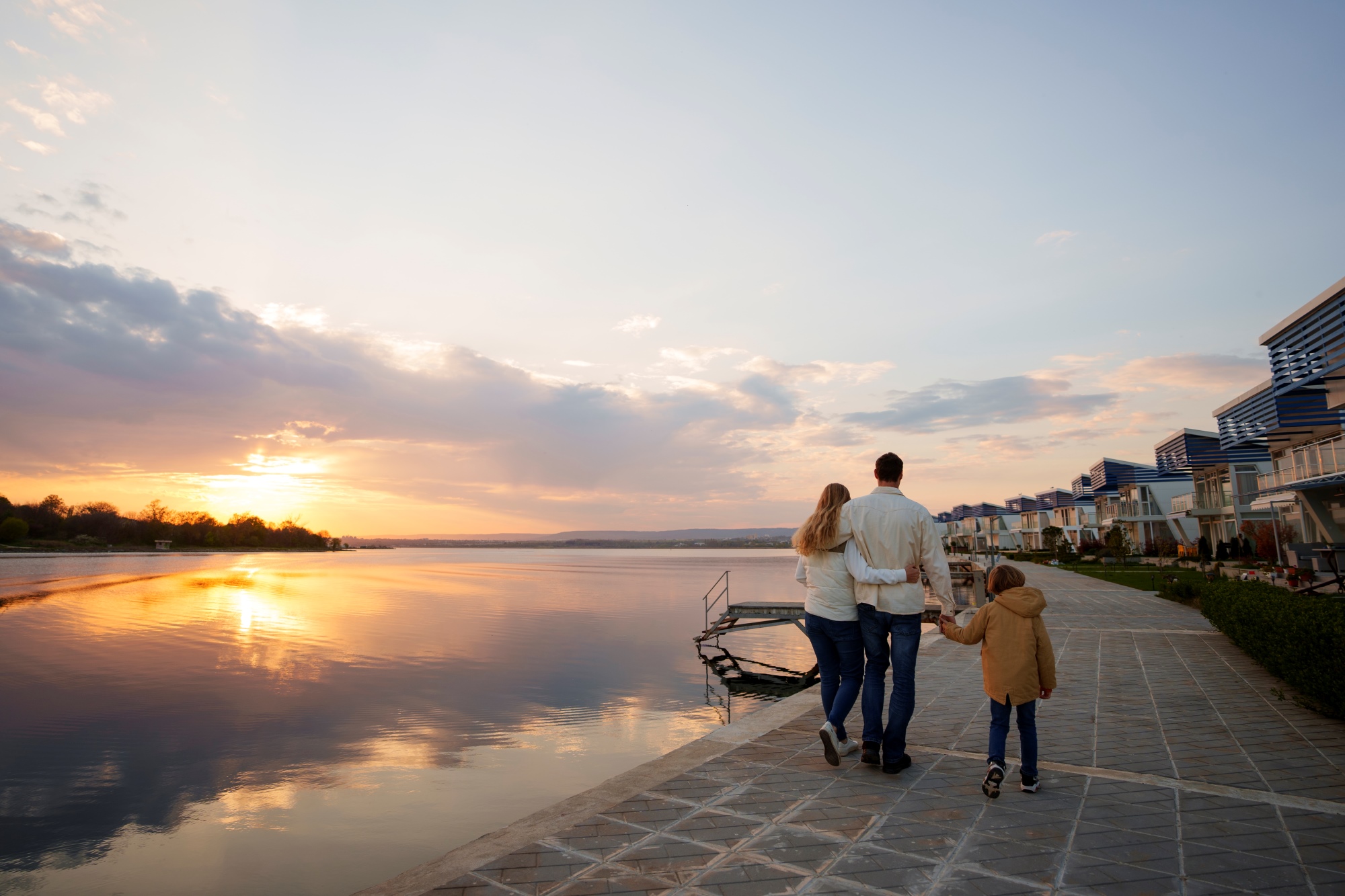 Familia paseando por el embarcadero al atardecer
