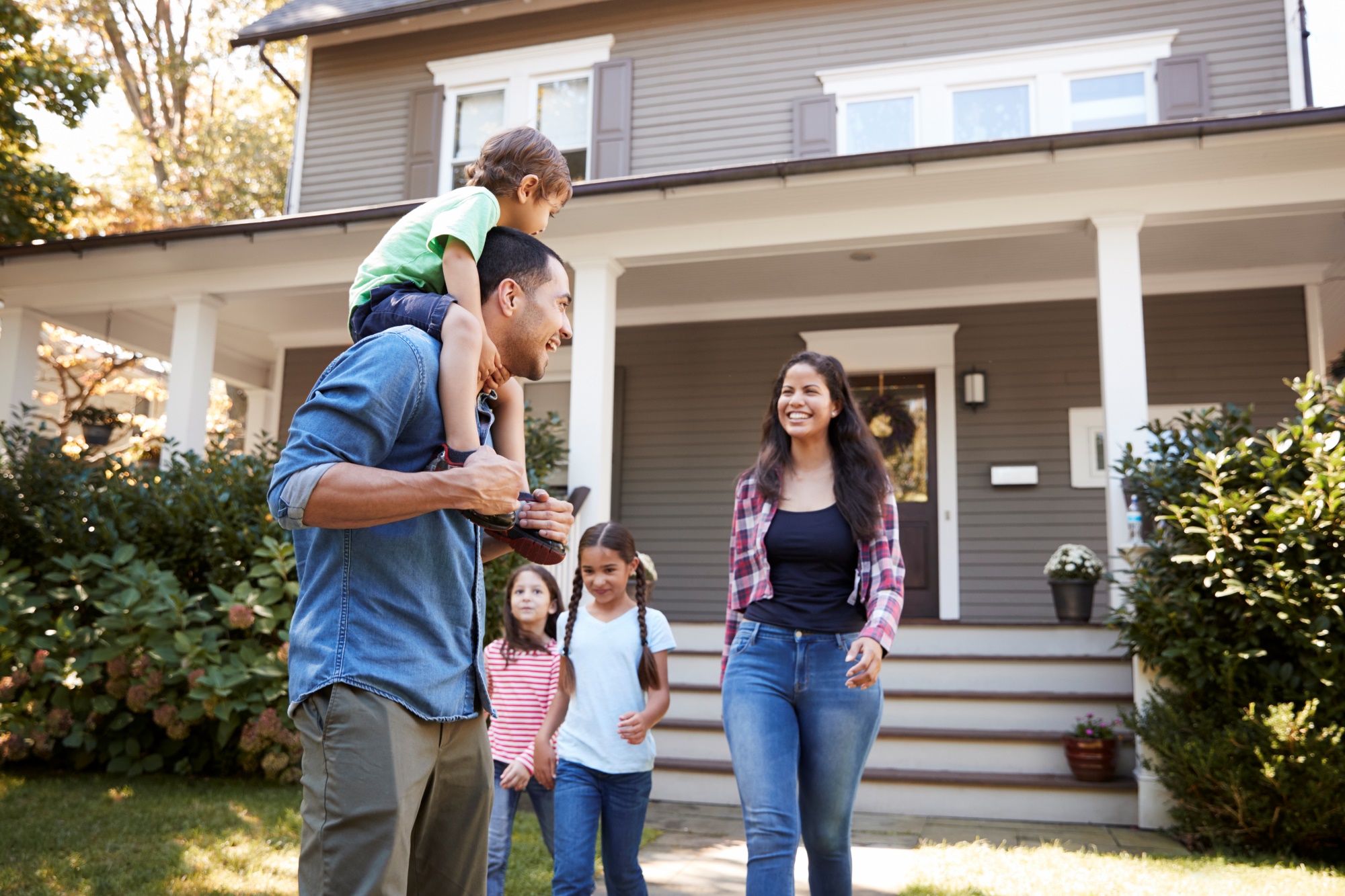 Familia saliendo de su nuevo hogar