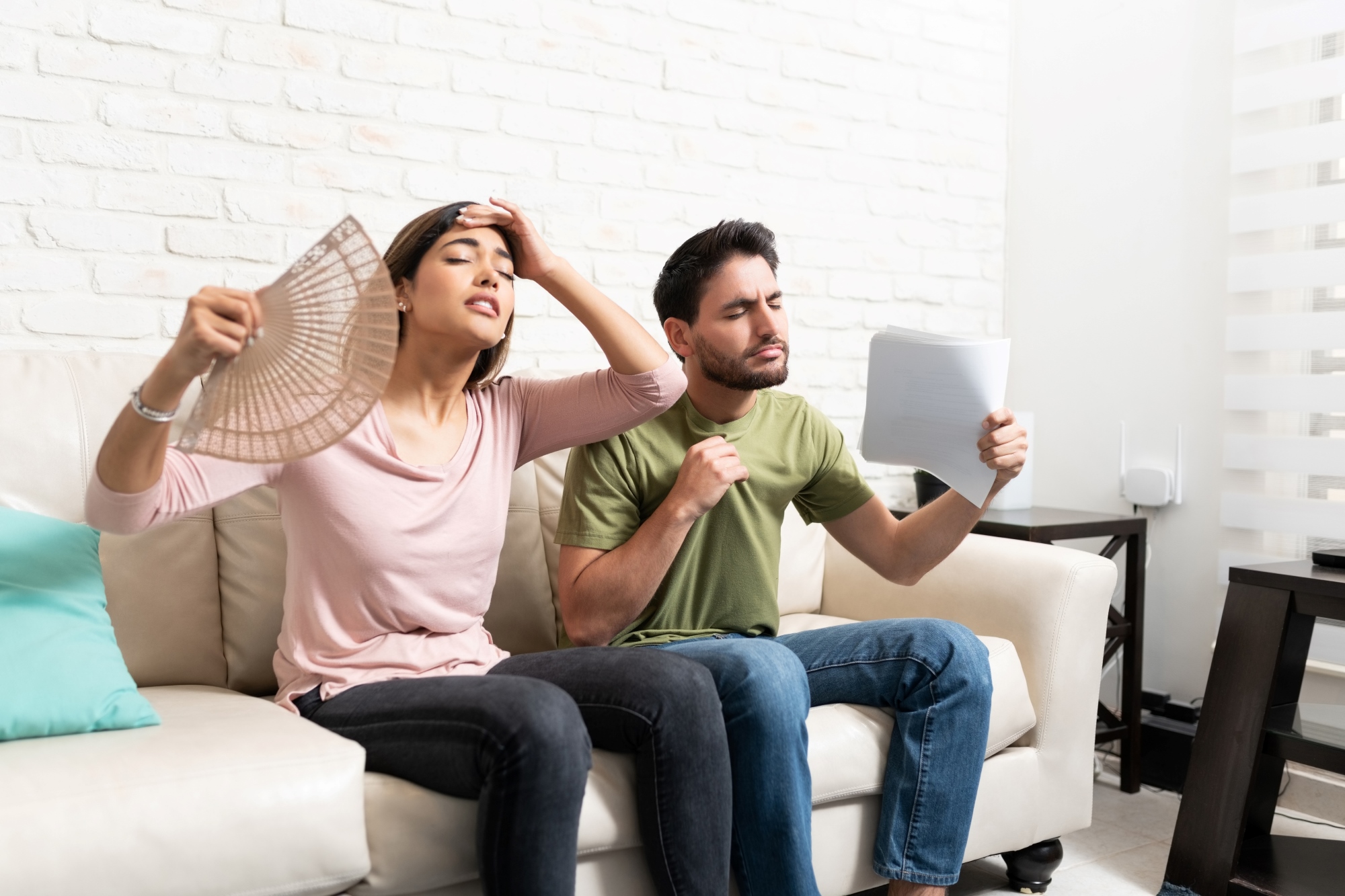Pareja acalorada en el interior de su hogar