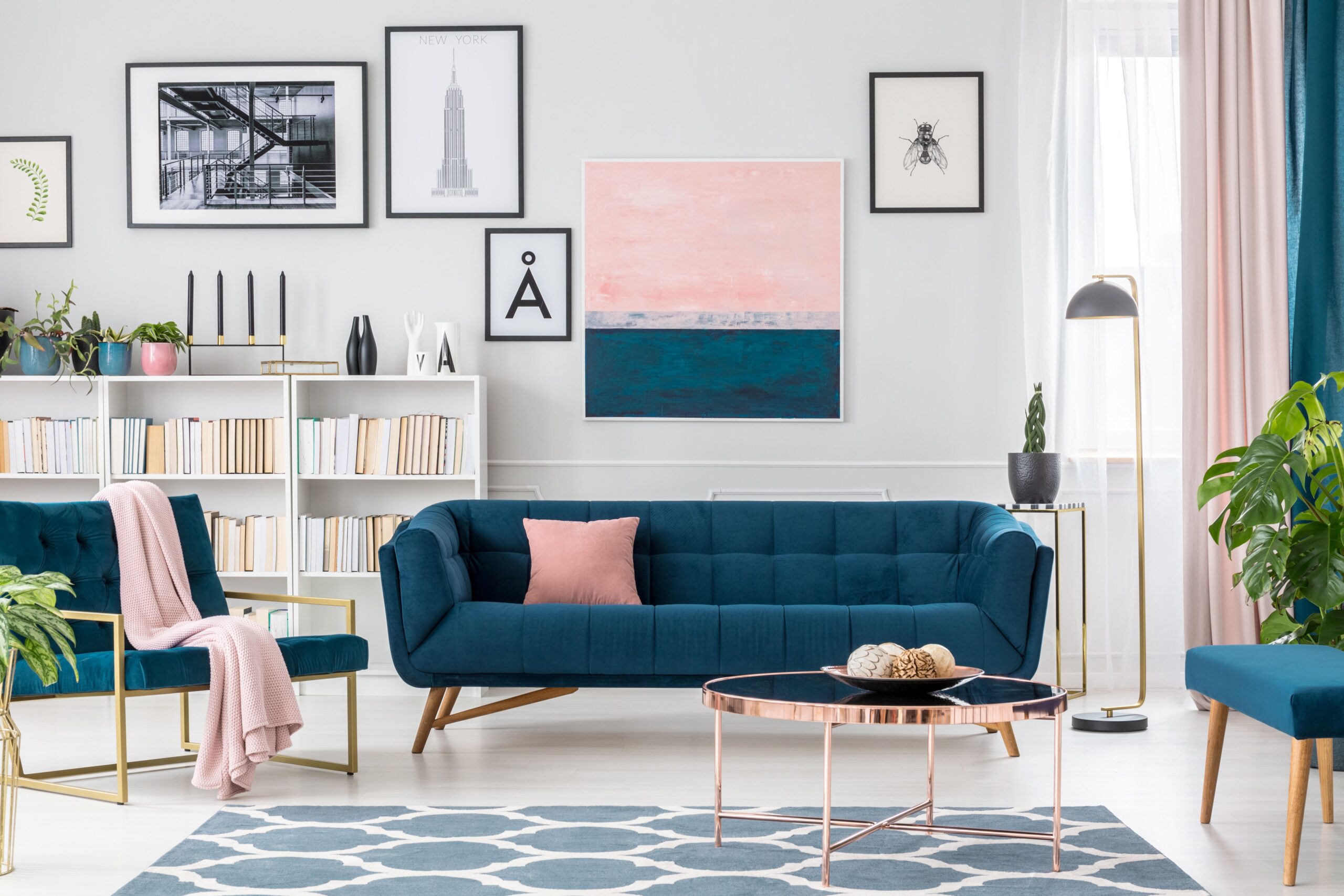 Espacio minimalista sala de estar colores de verano