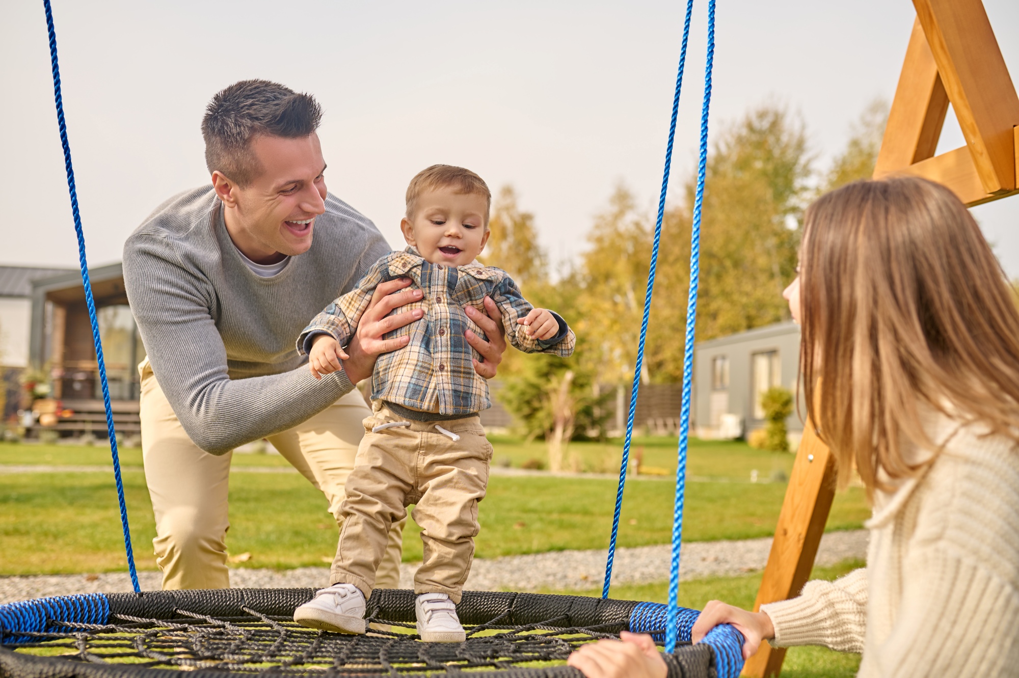Familia sonriendo disfrutando en un parque comunitario