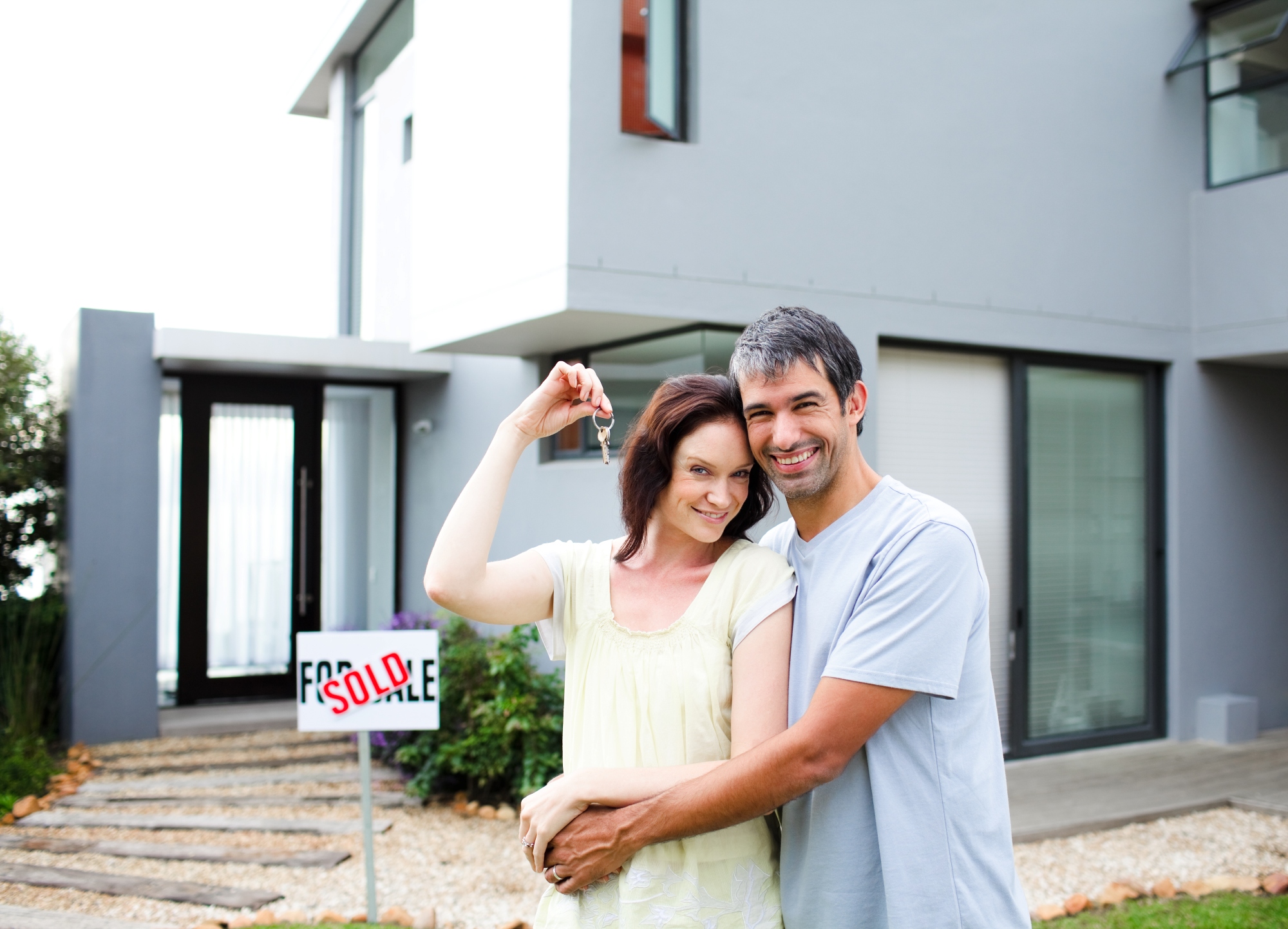 Pareja Feliz comprando casa en condominio