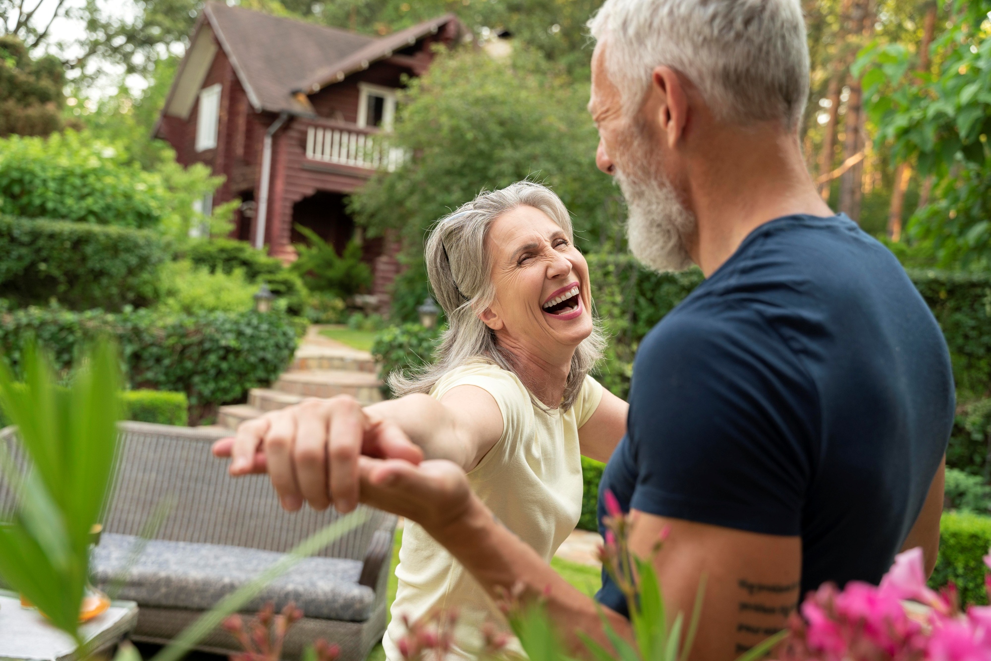 Pareja de la tercera edad disfrutando de los jradines y áreas verdes