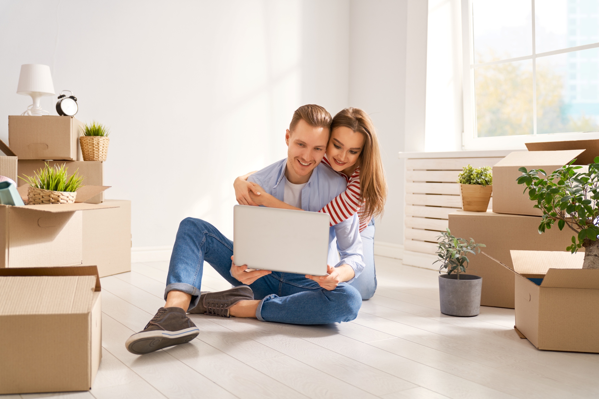 Pareja habitando su nuevo hogar